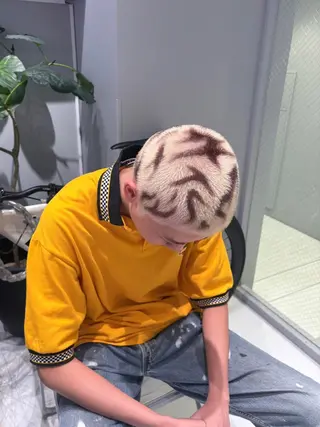 ショート カラー メンズ 菜々🫧新宿 透明感ケアブリーチのヘアスタイル