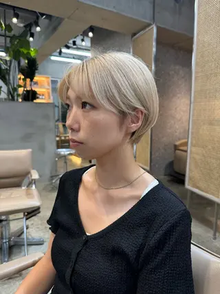 ショート ⭐ハイトーンブリーチ ミルクティーピンクのヘアスタイル