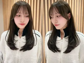 セミロング カラー レイヤー/韓国 ハイトーン興津史弥のヘアスタイル