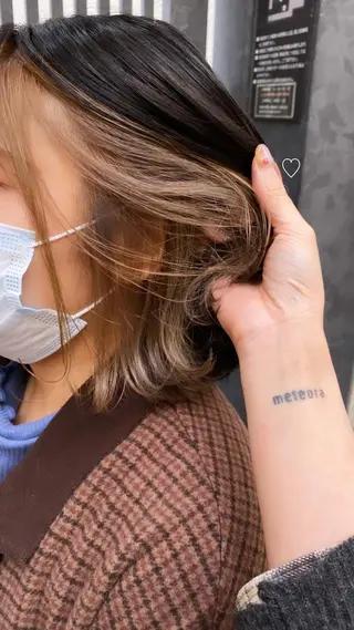 ミディアム カラー ウルフカット／吉村 桃子のヘアスタイル