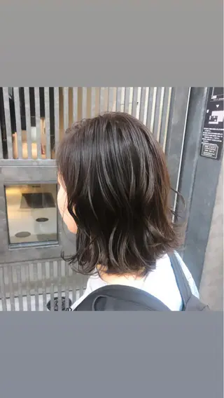 ミディアム カラー ウルフカット／吉村 桃子のヘアスタイル