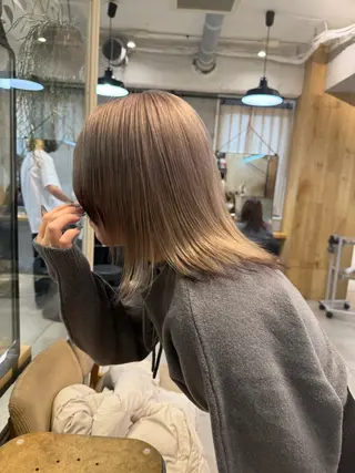 ミディアム カラー ミルクティー× グレージュMOMOのヘアスタイル