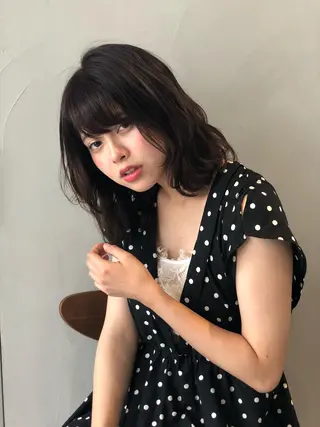 ミディアム カラー 荒木 依莉亜のヘアスタイル