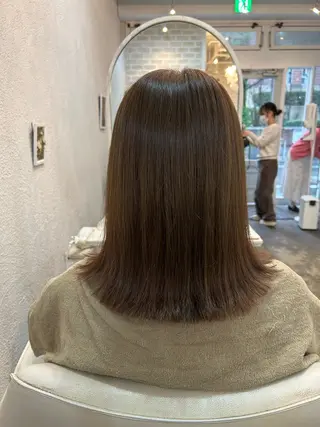 ミディアム カラー 小磯 維織のヘアスタイル