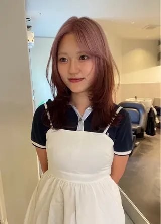 ミディアム カラー MIU/ルーツカラー 顔まわりレイヤーのヘアスタイル