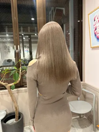 ロング 芝智也／ ブリーチカラーのヘアスタイル