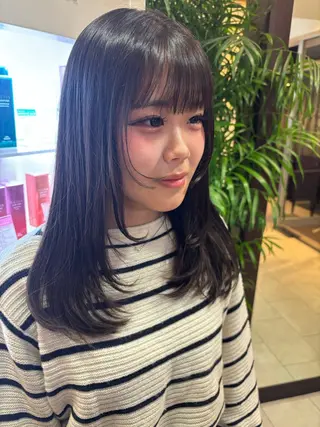 セミロング れいな/デザイン カット/艶カラーのヘアスタイル