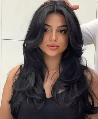 セミロング karin💋海外 バタフライカットのヘアスタイル