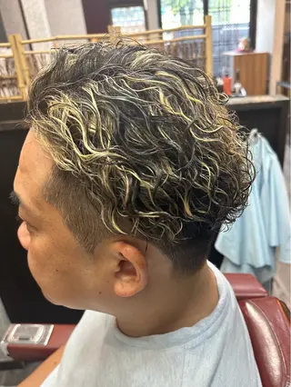 ショート カラー パーマ 田島 颯人のヘアスタイル