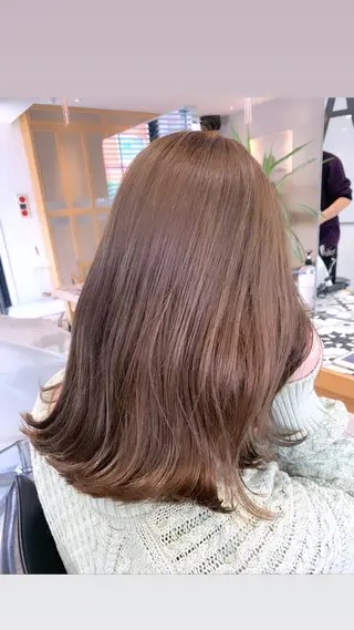 セミロング 淡いハイトーンカラー レイヤーカットゆうかのヘアスタイル