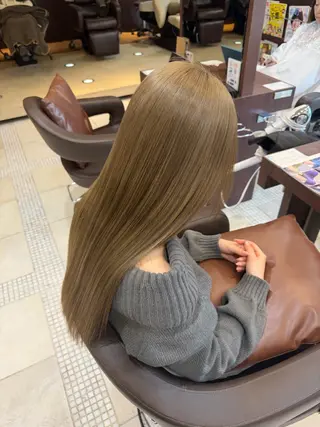 ロング 池田凛/ ハイトーンカラーのヘアスタイル