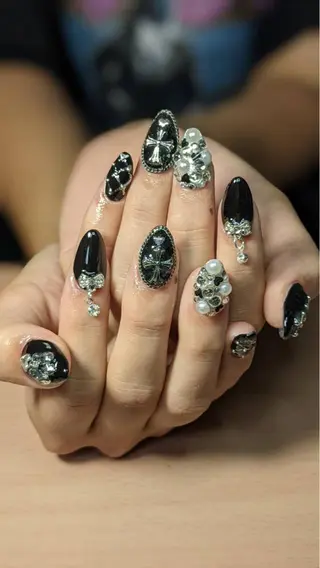 ネイル フラワー ムーンのネイルデザイン