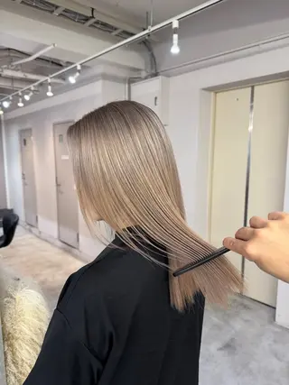 ロング カラー Mei/ハイトーン/ シャドールーツのヘアスタイル