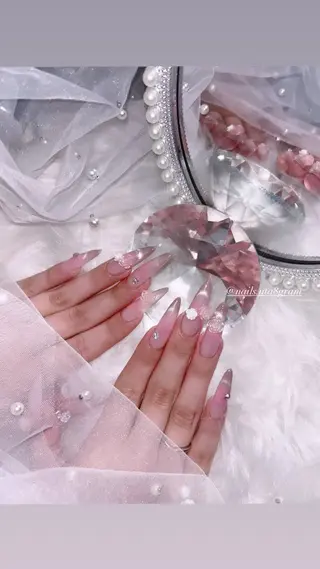 ネイル 𝐍𝐚𝐢𝐥 𝐬𝐚𝐥𝐨𝐧 𝐤𝐢𝐭𝐭𝐲所属・日妻 詩葉のネイルデザイン