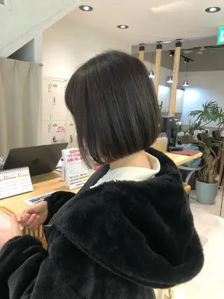 ショート レイヤー/顔まわり カット/地毛風カラーのヘアスタイル