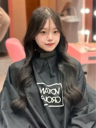 ロング カラー 𝑴𝑶𝑲𝑨渋谷 トレンド韓国ヘア🩷のヘアスタイル