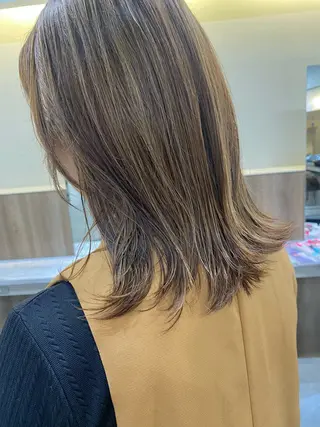 ミディアム カラー 白髪ぼかしハイライト ／レイヤー中島啓太のヘアスタイル