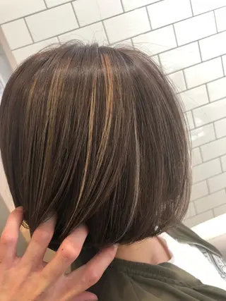 ミディアム ブリーチ無し白髪ぼか し/艶髪/津嘉山のヘアスタイル