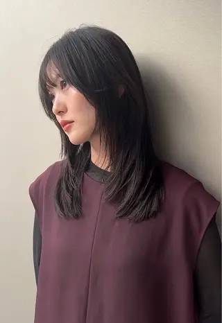 セミロング カラー 曲がる縮毛矯正 センターパートのヘアスタイル