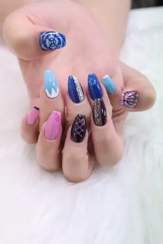 ネイル カラーズビューティサロン所属・ツノスエアヤカ ／つののネイルデザイン