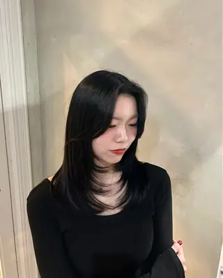 セミロング 韓国レイヤーカット/ 暗髪カラー/林 竜翔のヘアスタイル