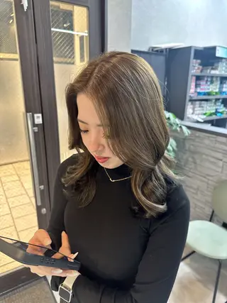 ミディアム りおん レイヤー/ベージュのヘアスタイル