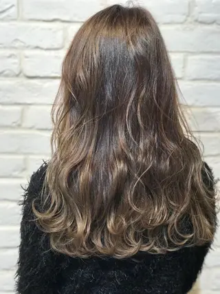 セミロング カラー UMEDA FIGAROのヘアスタイル