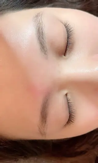 アイブロウ 玉置 七海のヘアスタイル