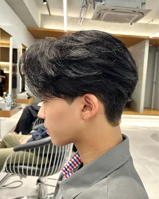 メンズ ニュアンスパーマ/ 毛流れ/ハイトーンのヘアスタイル