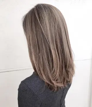 セミロング カラー オフホワイトアンドなんば所属・福西 洋斗のヘアスタイル