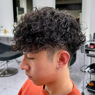 ミディアム パーマ ヘアアレンジ メンズ 顔まわりカット の達人のヘアスタイル