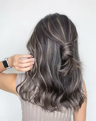 カラー 服部 しおんのヘアスタイル