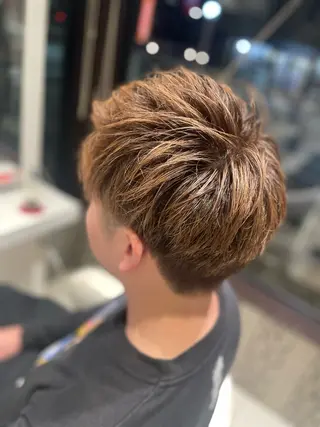 ショート カラー 岡田 駿也のヘアスタイル