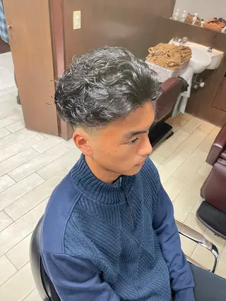 ショート パーマ メンズ 坂本 雄平のヘアスタイル