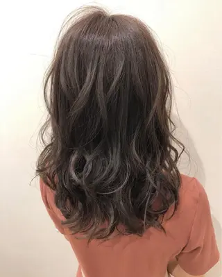 ミディアム 石田 優菜のヘアスタイル
