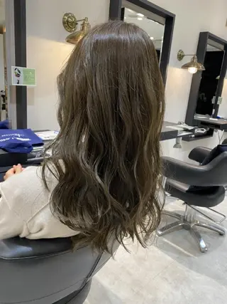 ロング クロードモネH2Oアヴェダ渋谷ヒカリエ店所属・はんだ さきえのヘアスタイル