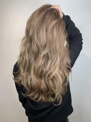 セミロング ＿WHITE鳳店 アンダーバーホワイトのヘアスタイル