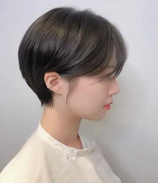 ショート 艶髪レイヤー顔周り グレージュ添田晃基のヘアスタイル