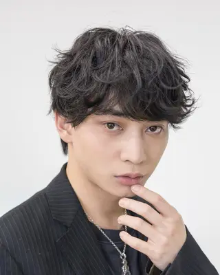 ショート カラー パーマ メンズ 【シャドウパーマ センターパート】義心のヘアスタイル