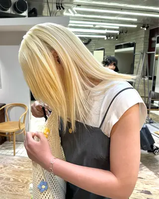 ミディアム 抜きっぱなしブロンド ササキカズマのヘアスタイル