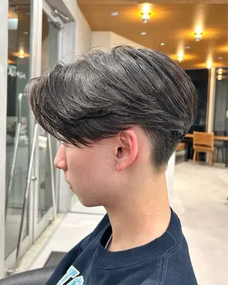 メンズ ニュアンスパーマ/ 毛流れ/ハイトーンのヘアスタイル