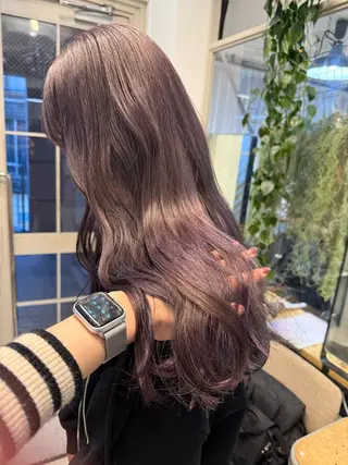 ロング カラー ミルクティー× グレージュMOMOのヘアスタイル