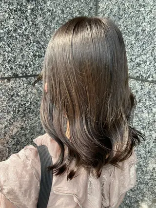 ミディアム カラー 石崎 真維のヘアスタイル