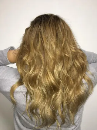 セミロング カマチョ タイスのヘアスタイル