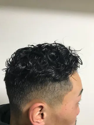 パーマ メンズ ハイトーン髪質改善 家中貴典のヘアスタイル