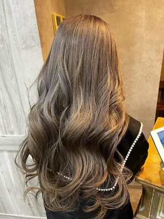 ロング カラー ✨レイヤー/柔らかベ ージュ青山✨のヘアスタイル