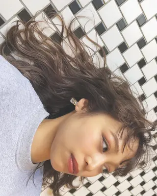 セミロング カラー 顔周りレイヤー/韓国 ブリーチminamiのヘアスタイル