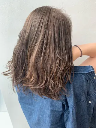 セミロング カラー 透明感♡︎♡︎ 佐々木早苗のヘアスタイル