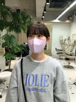 ショート レイヤー/顔まわり カット/地毛風カラーのヘアスタイル