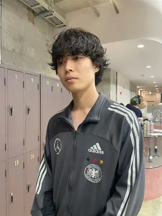 ショート パーマ メンズ 愛加パーマ・レイヤー ・ピンクカラーのヘアスタイル